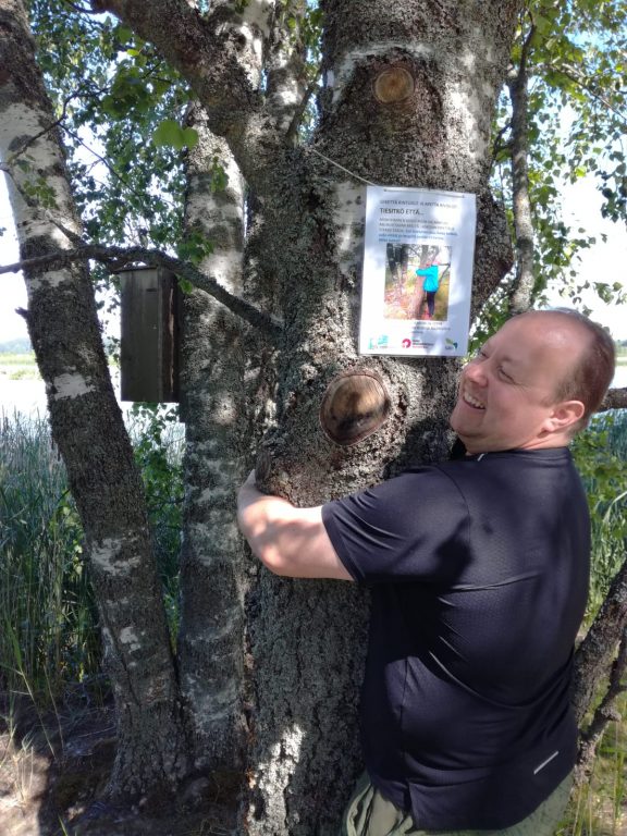 Esteetön ja puun halaus jani