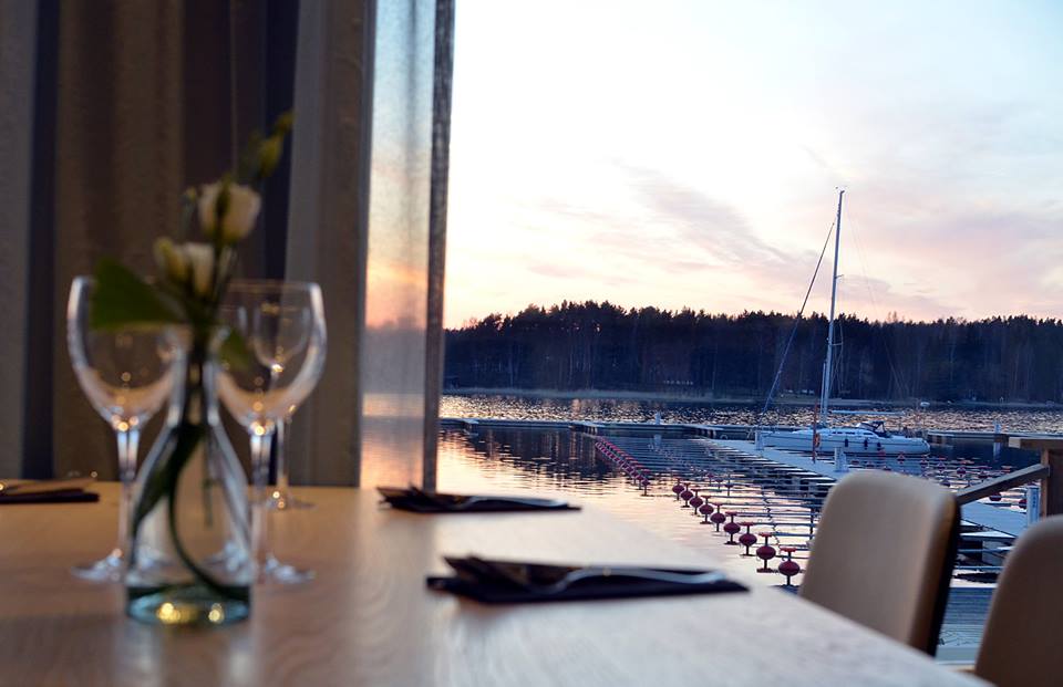 Joulun makuinen illallinen maistuu meren äärellä Mathildedalin satamassa.