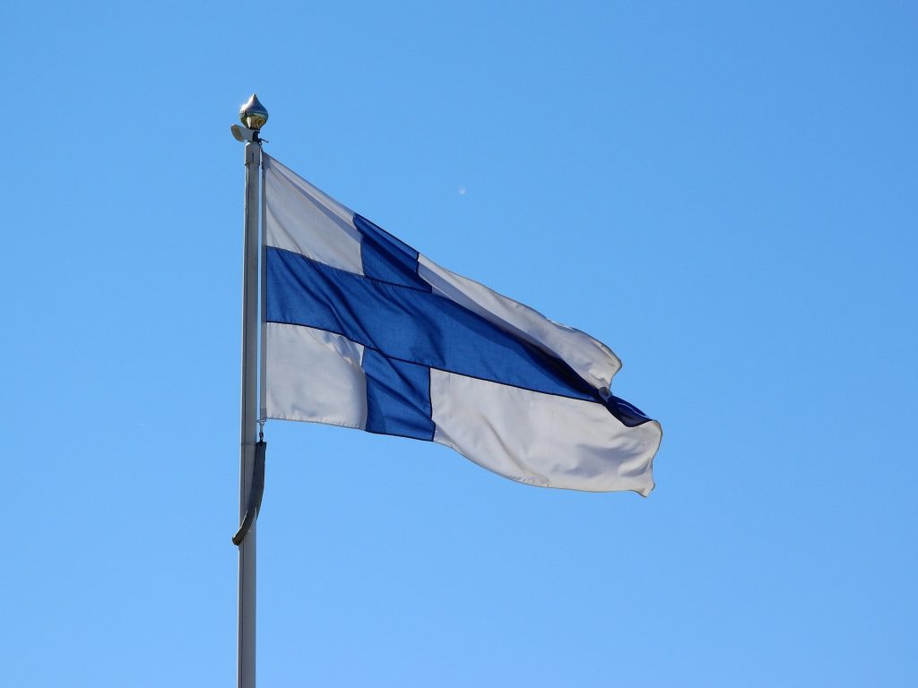 Suomen lippu liehumassa lipputangossa.