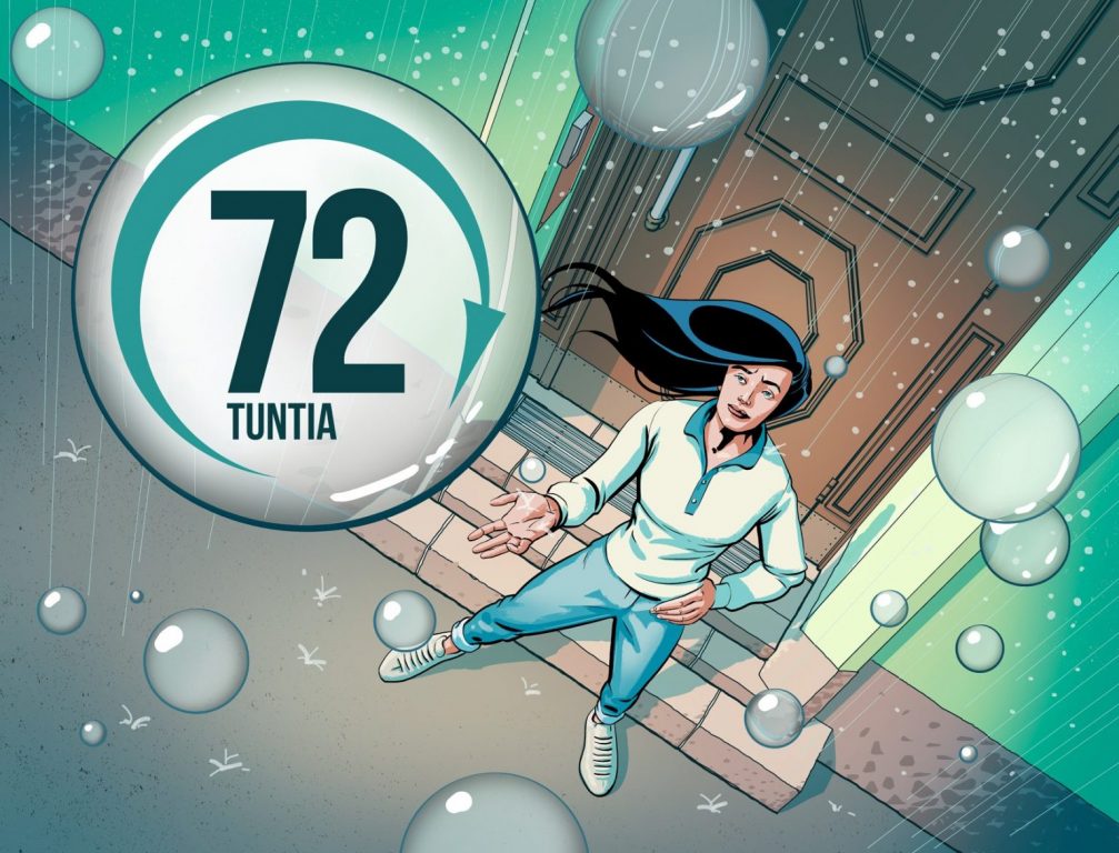 72 tuntia logo, tummahiuksinen nainen seisoo sateessa ulko-oven ja -rappusten edessä