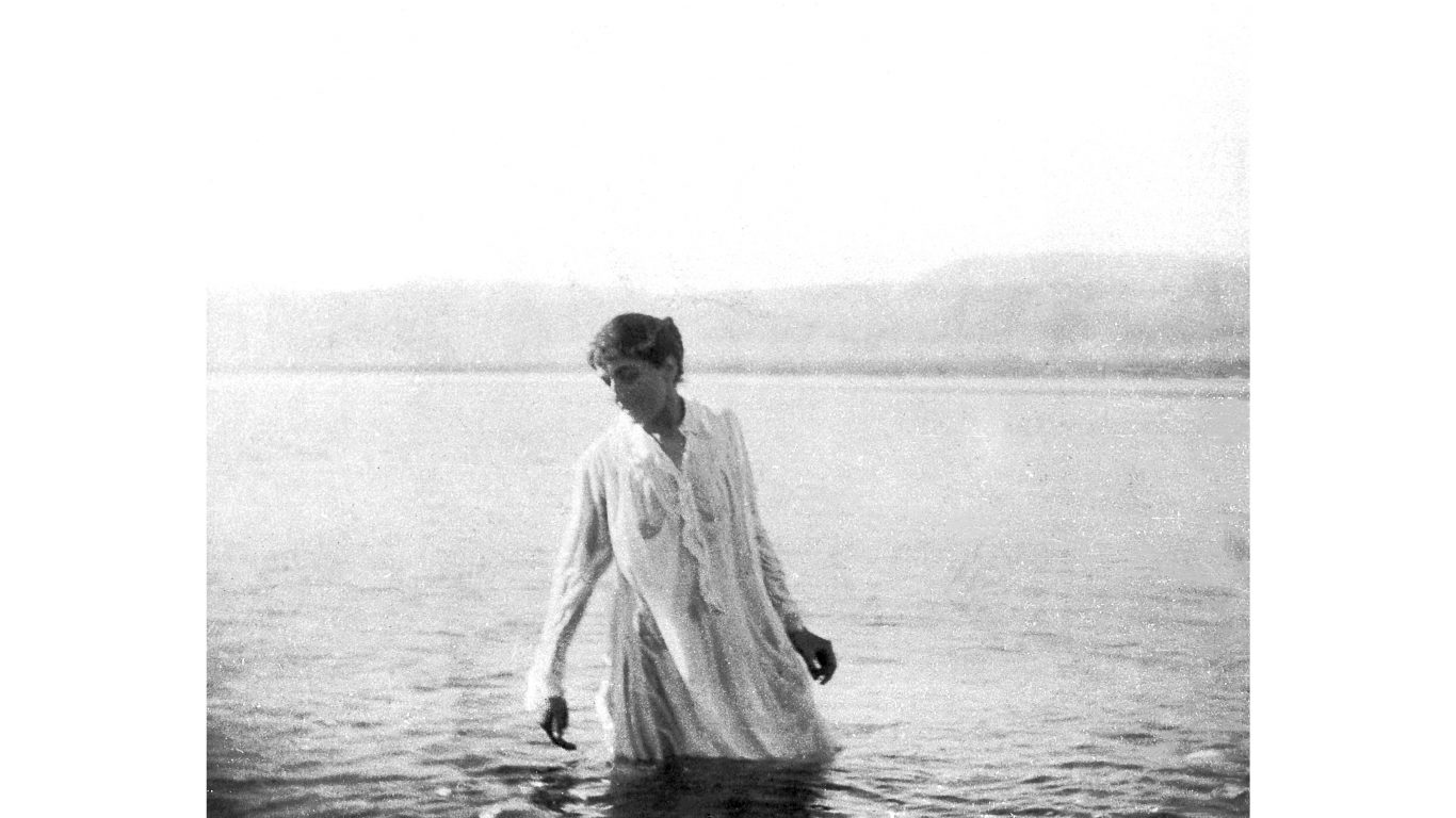 Gertrude Bellin valokuva: nainen kahlaamassa