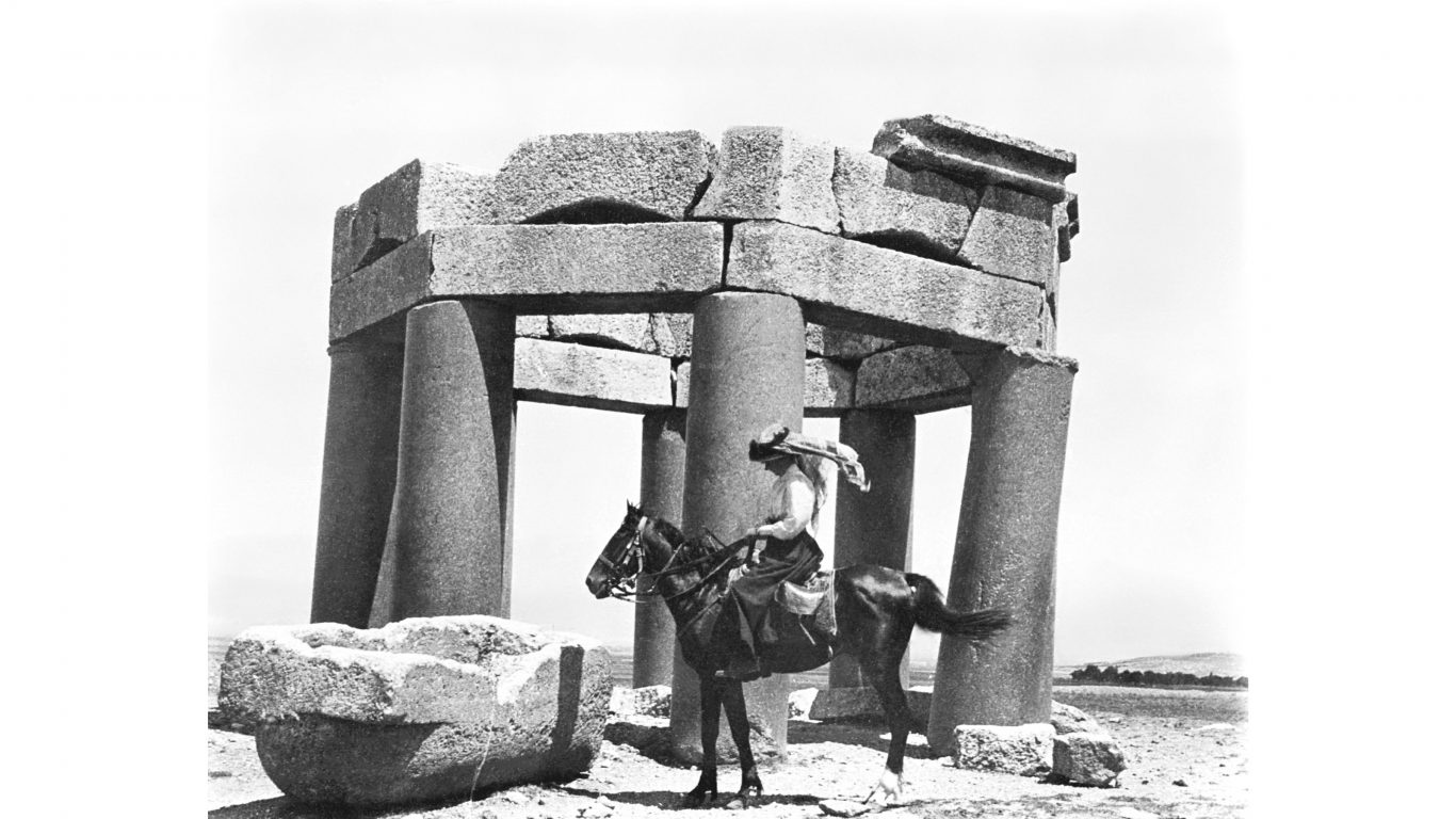 Gertrude Bellin valokuva: nainen ratsailla