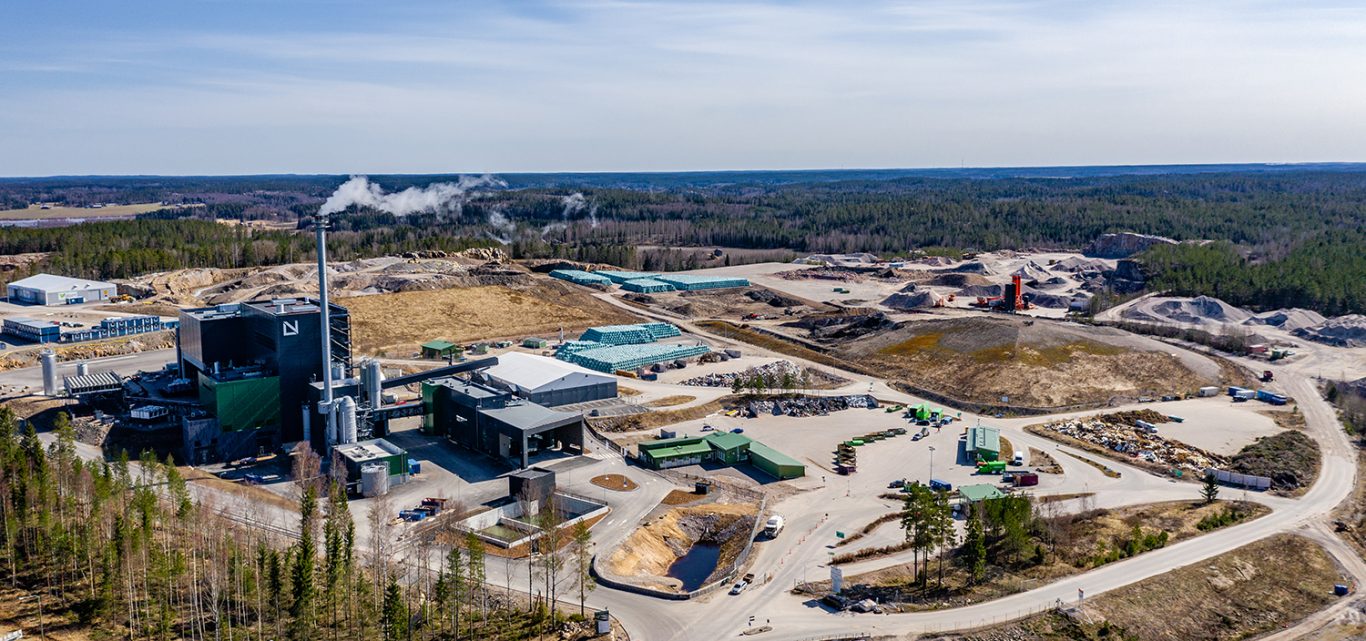 Salon Korvenmäen lajitteluasema ja Lounavoiman ekovoimalaitos ylhäältä kuvattuna.