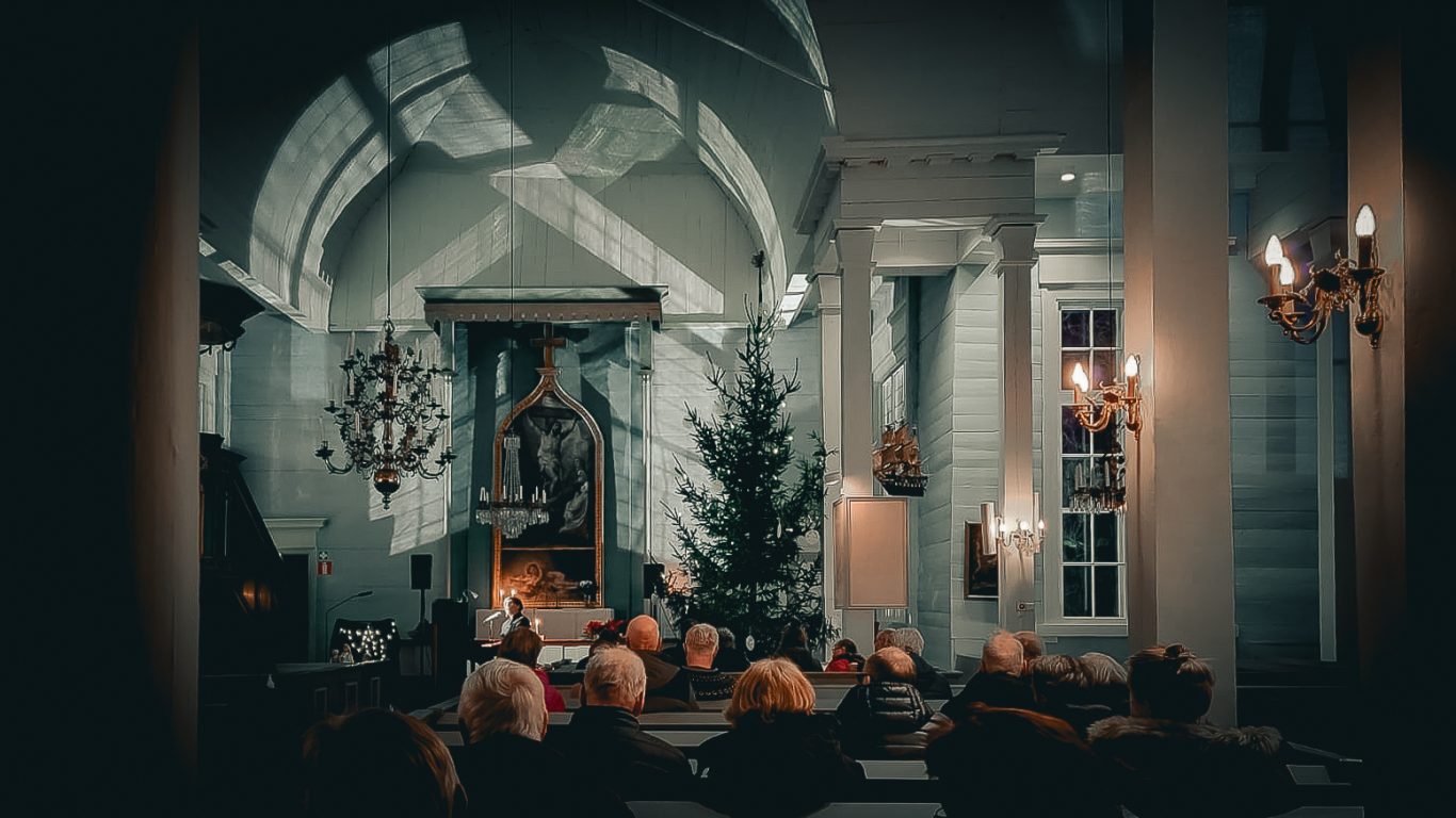 Suomusjärven kirkko sisältä, Sanni Orasmaa esiintyy