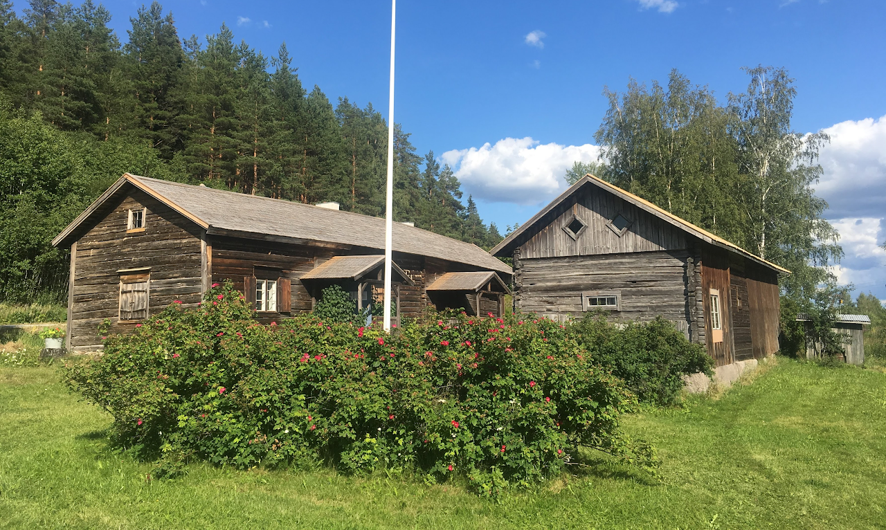 Trömperi, two wooden houses in summer