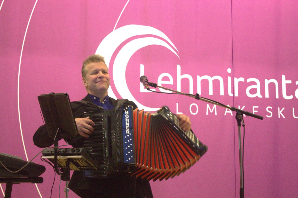 Pepe Niilahti konsertoimassa Lehmirannan lomakeskuksessa