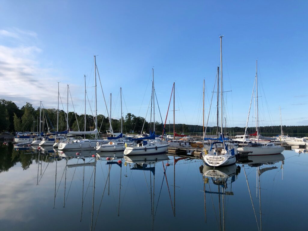 Purjeveneitä Förby Marinan laiturissa