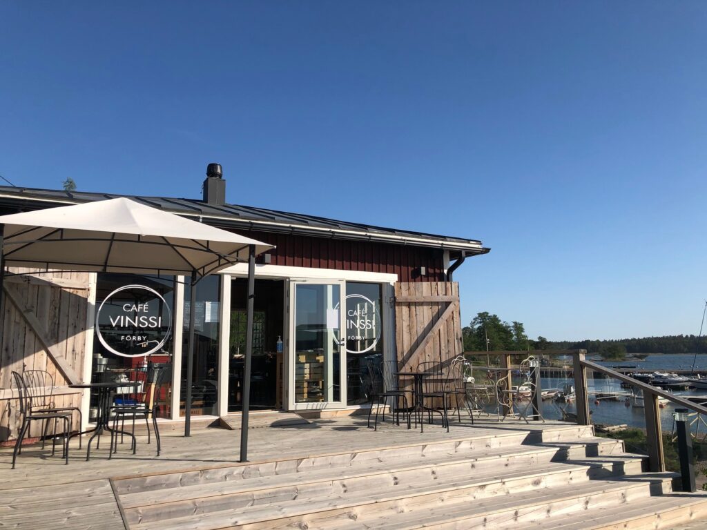 Kesäkahvilan terassilta näkyy merelle