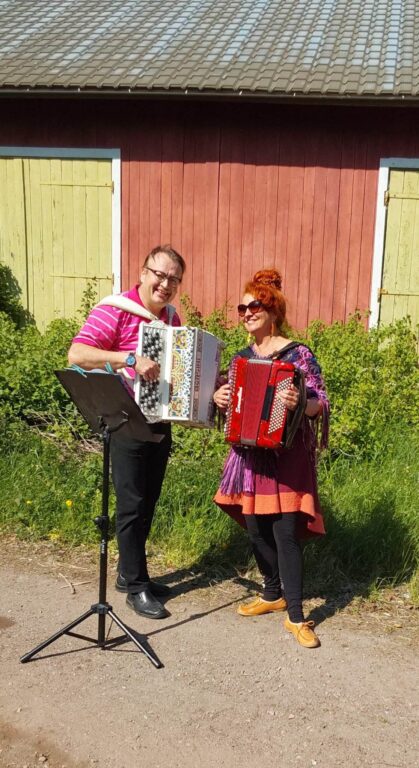 Juha Simola ja Nelle Karjalainen harmonikat kädessään
