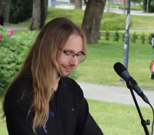Tristan Lumme soittaa ja laulaa puistossa