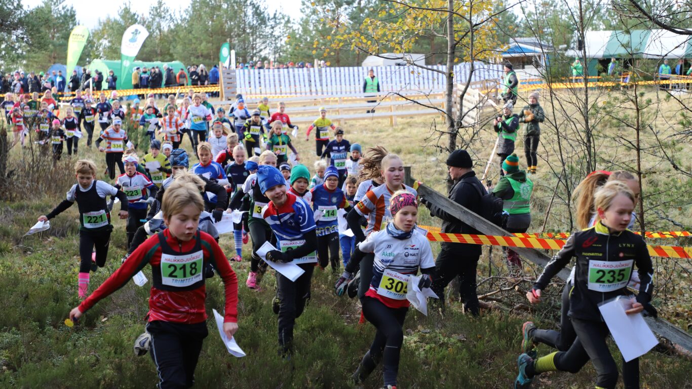 Lapsisuunnistajat juoksemassa metsään viime vuoden kilpailussa