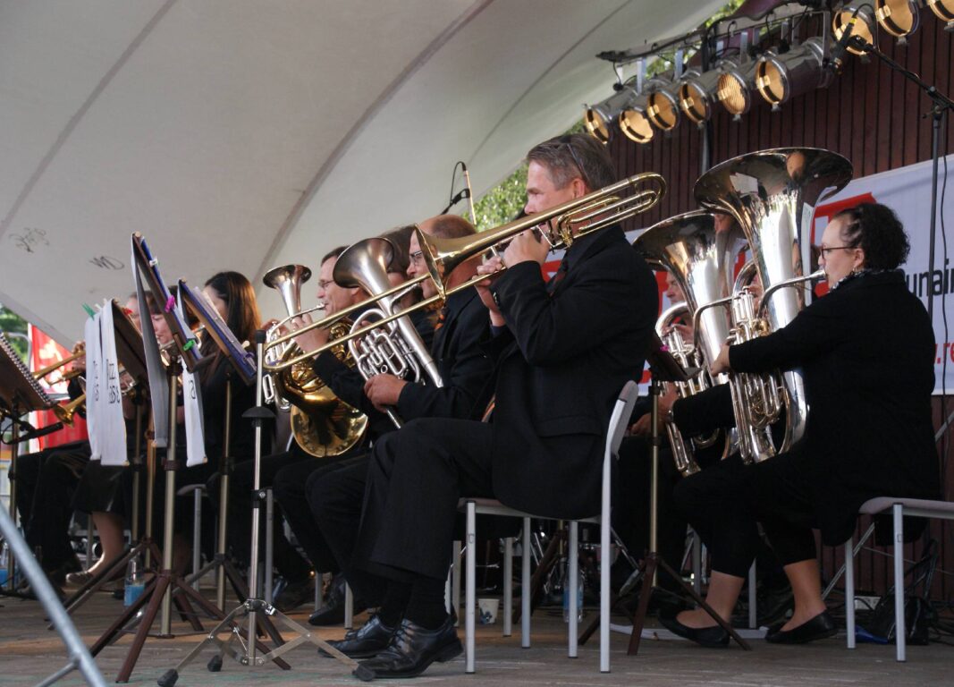 Puhallinorkesteri Piazza Brass esiintymässä Salon torin lavalla