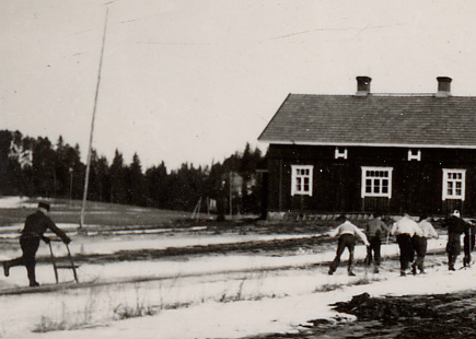 Vanha mustavalkokuva maalaismaisemissa