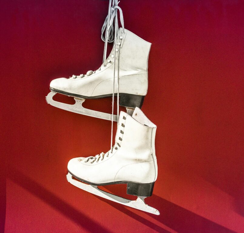 Kaunoluistimet roikkumassa seinällä