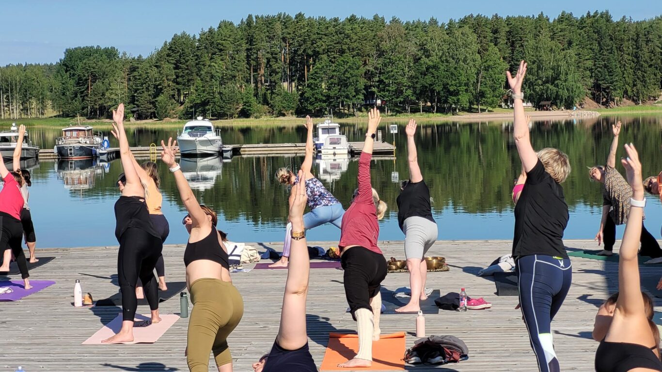Laiturijooga Katja Toivonen Hoitola Kukkuvilla
