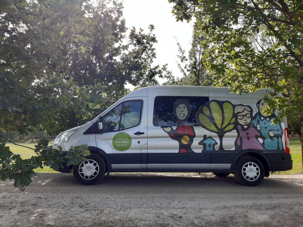 pakettiauto parkissa