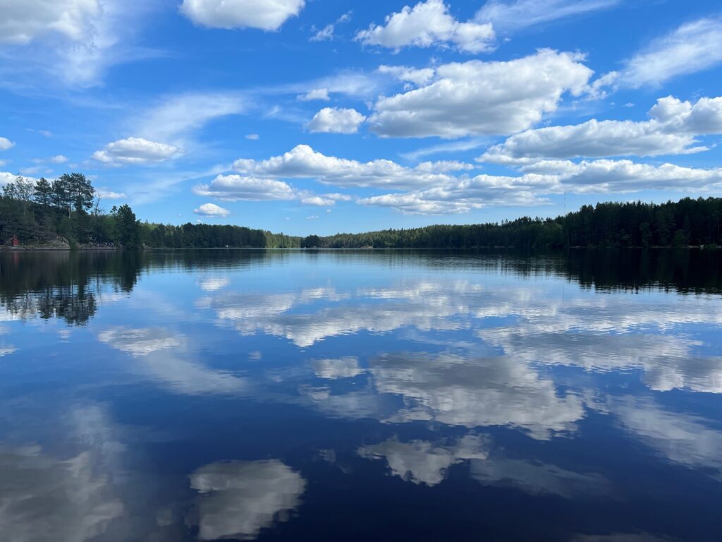 Pernjärven kesäinen näkymä, melontaretkellä napattu kuva.
