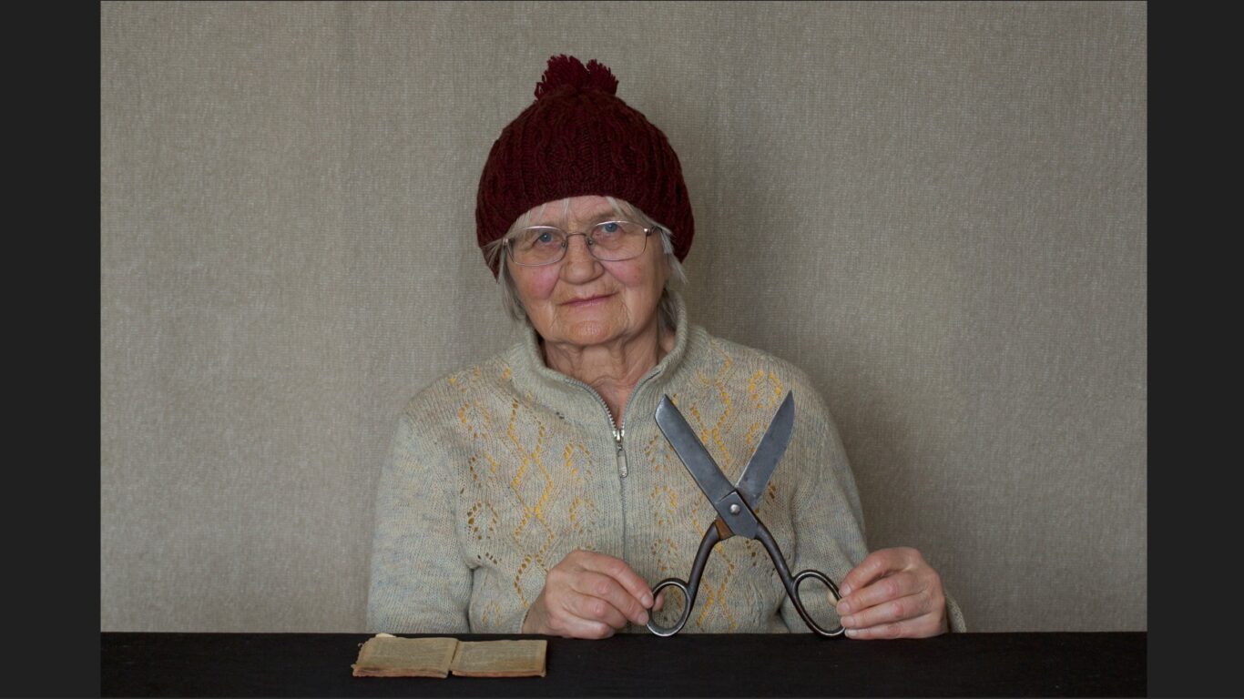 Kuvassa Valentina Berkman ja räätälinsakset