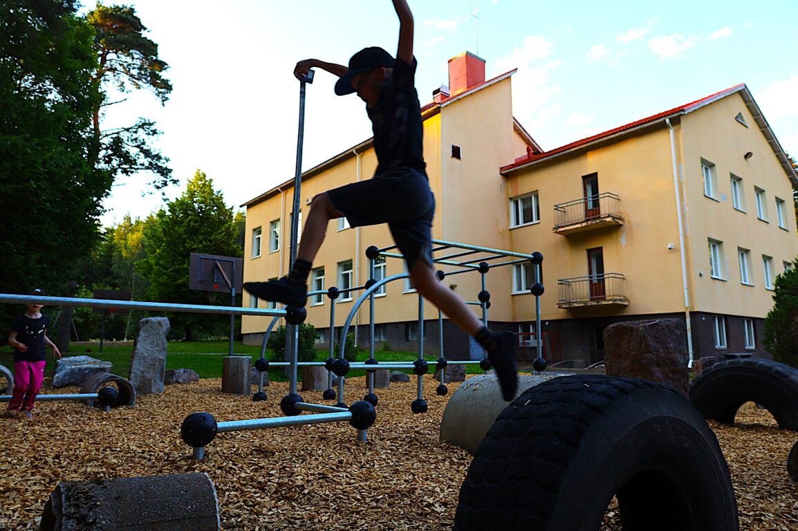Parkour-alue Särkisalon koulun pihalla.
