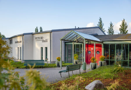 Veturitallissa opastettu kierros näyttelyihin