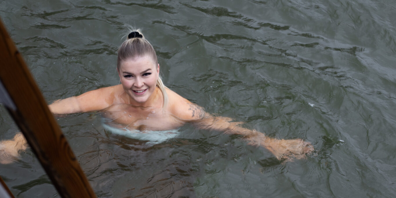 Nainen ui avannossa Mathildan Marinan satamassa
