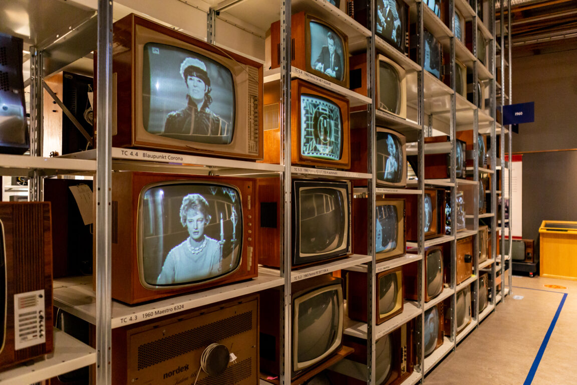 Televisioita hyllyillä elektroniikkamuseon näyttelyssä.