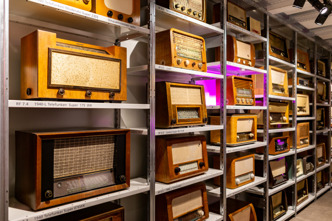 Radioita hyllyillä elektroniikkamuseon näyttelyssä.