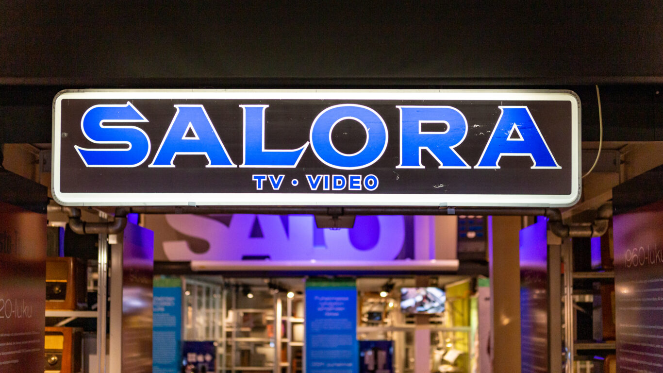 Saloran valokyltti elektroniikkamuseon näyttelyn sisäänkäynnissä.