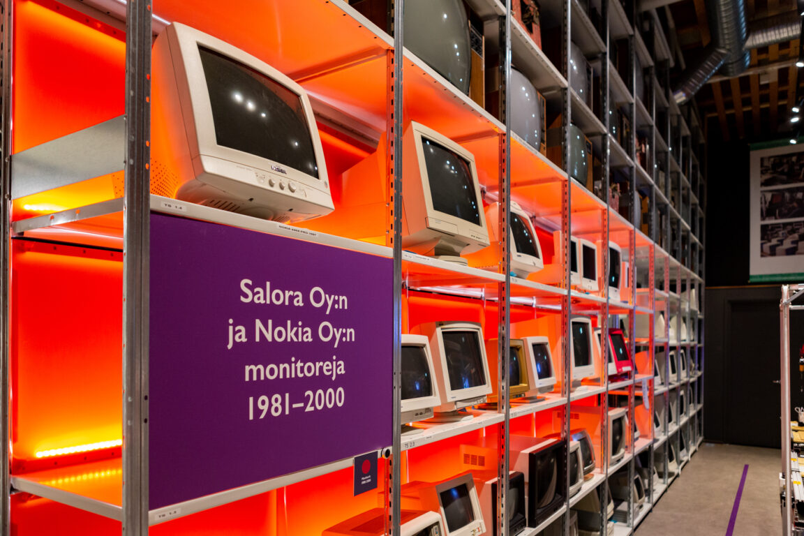 Tietokoneen monitoreja hyllyillä elektroniikkamuseon näyttelyssä.
