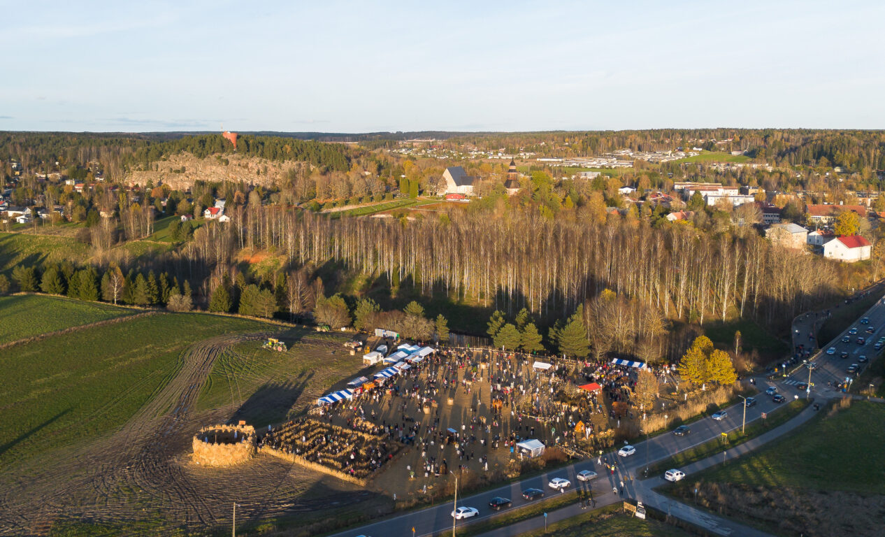 Ilmakuva vuoden 2025 Kurpitsaviikkojen kurpitsapuistosta.