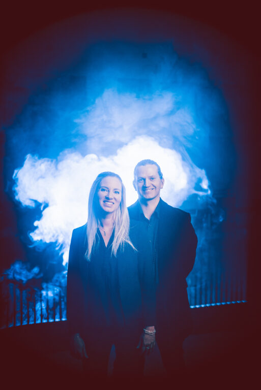 Taiteilijat Anne Weckström ja Hale Heikkilä tunnelmallisessa, sinisen ja savun täyttämässä tilassa