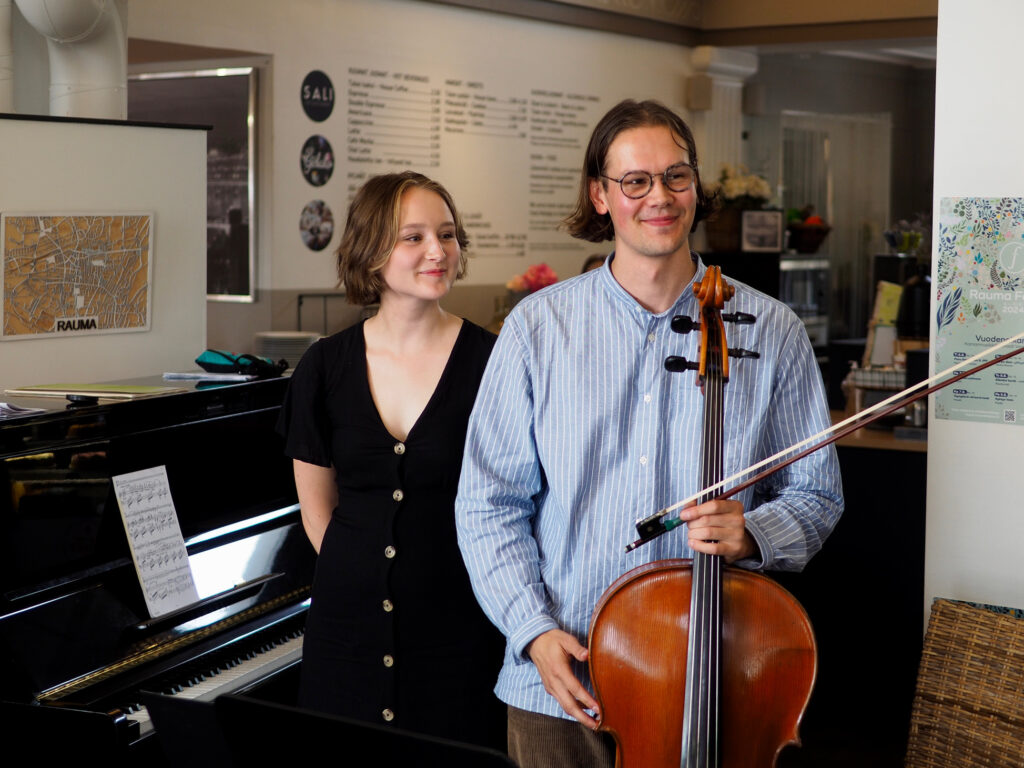 Konsertin esiintyjät, piano taustalla