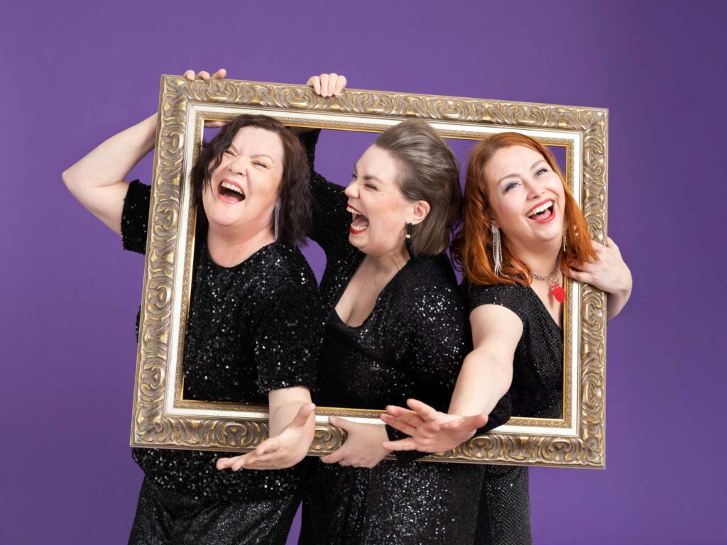 kolme naista nauraa yhdessä