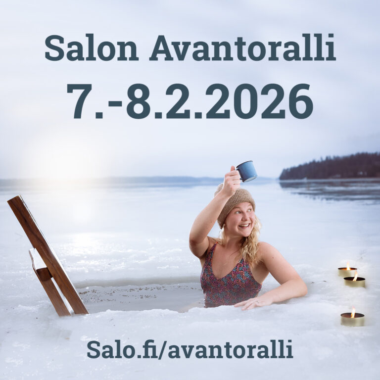 Tyttö avannossa pipo päässä ja kippistää kahvikuppia