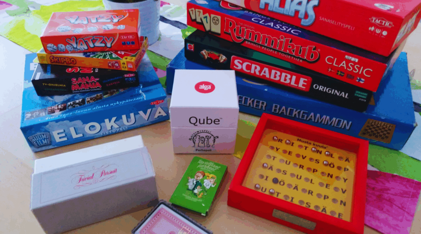 Erilaisia pelikortteja ja lautapelejä. 