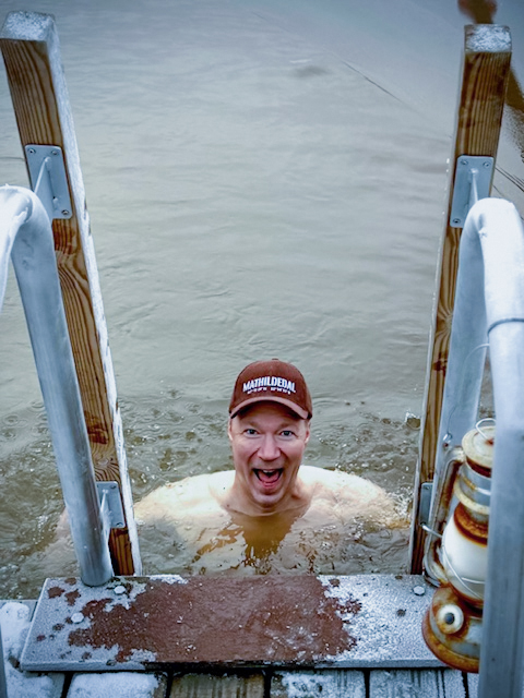 Mies ui avannossa Mathildedalin satamassa.