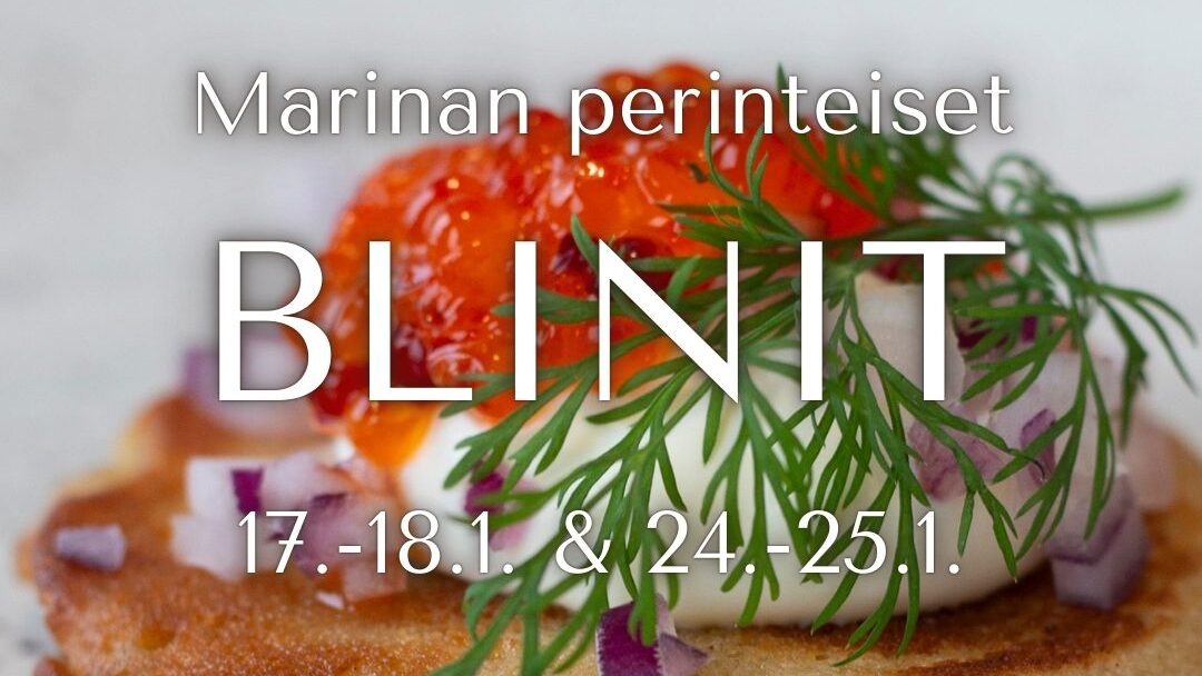 Blini, mätiä ja sipulia lautasella.