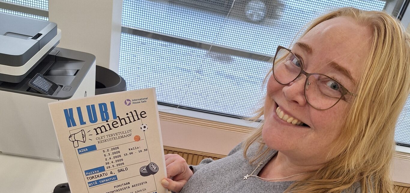 Kuvassa tapahtuman ohjaaja näyttää esitettä