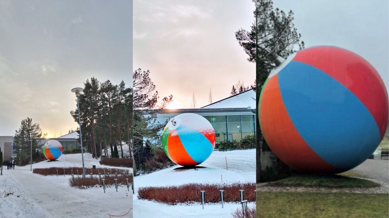 Rantapalloa muistuttava Pekka Jylhän Ilo-veistos Salon uimahallin pihalla Sauli Niinistön Urheilupuistossa