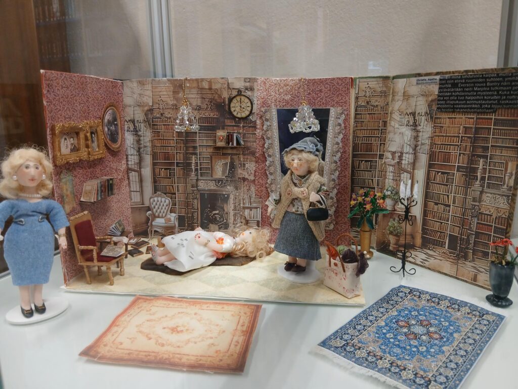 Yksi kirjastohuone nukkekodista