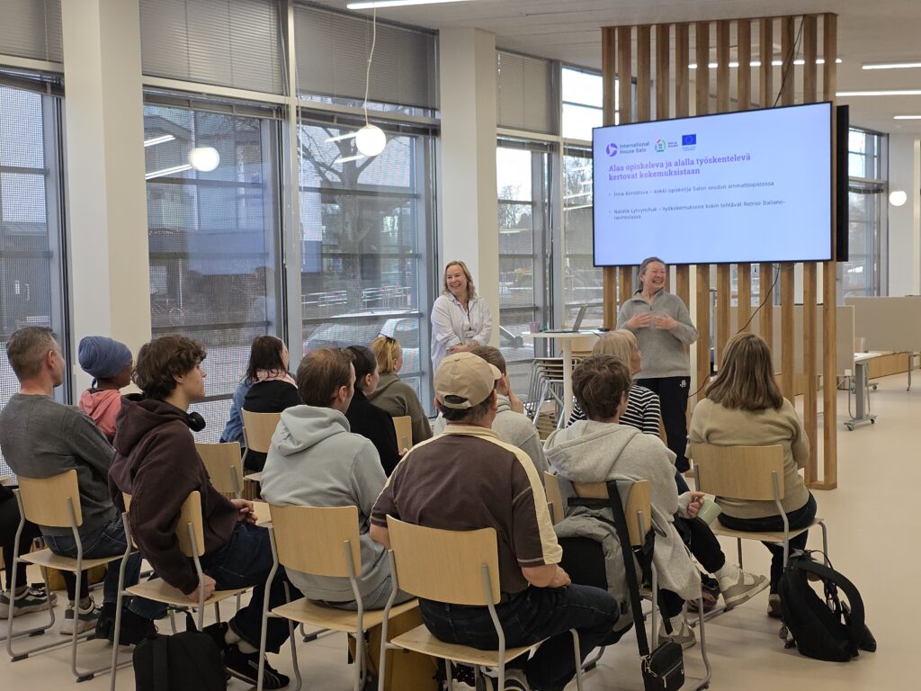 Ihmisiä kuuntelemassa opiskelijan kokemuksia ravintola-alan koulutuksesta.
