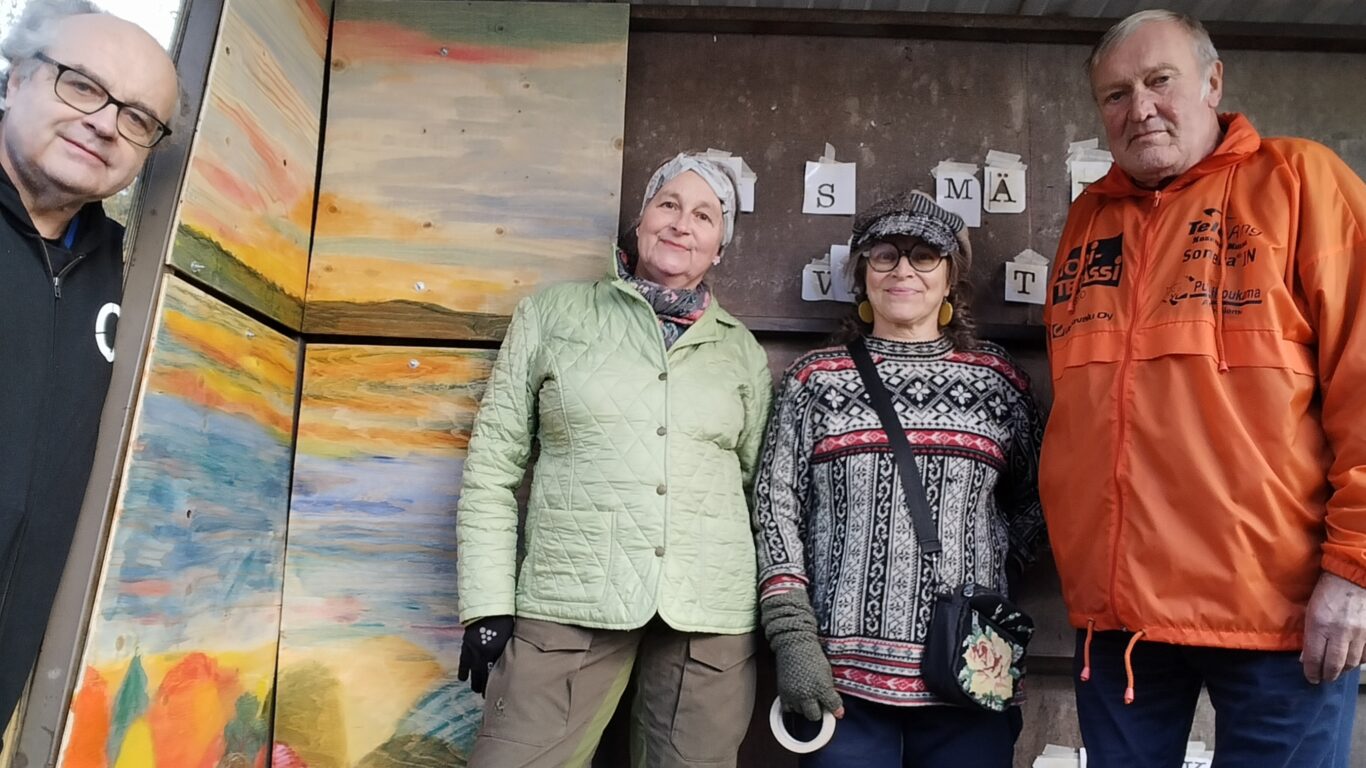 Alkusyksyn kuvausta Kokkilan pysäkillä ja sen tekijät.