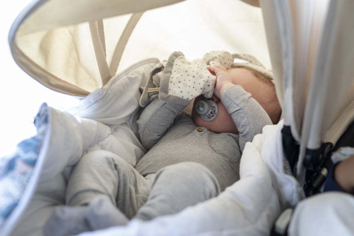 Vauva nukkuu vaunuissa