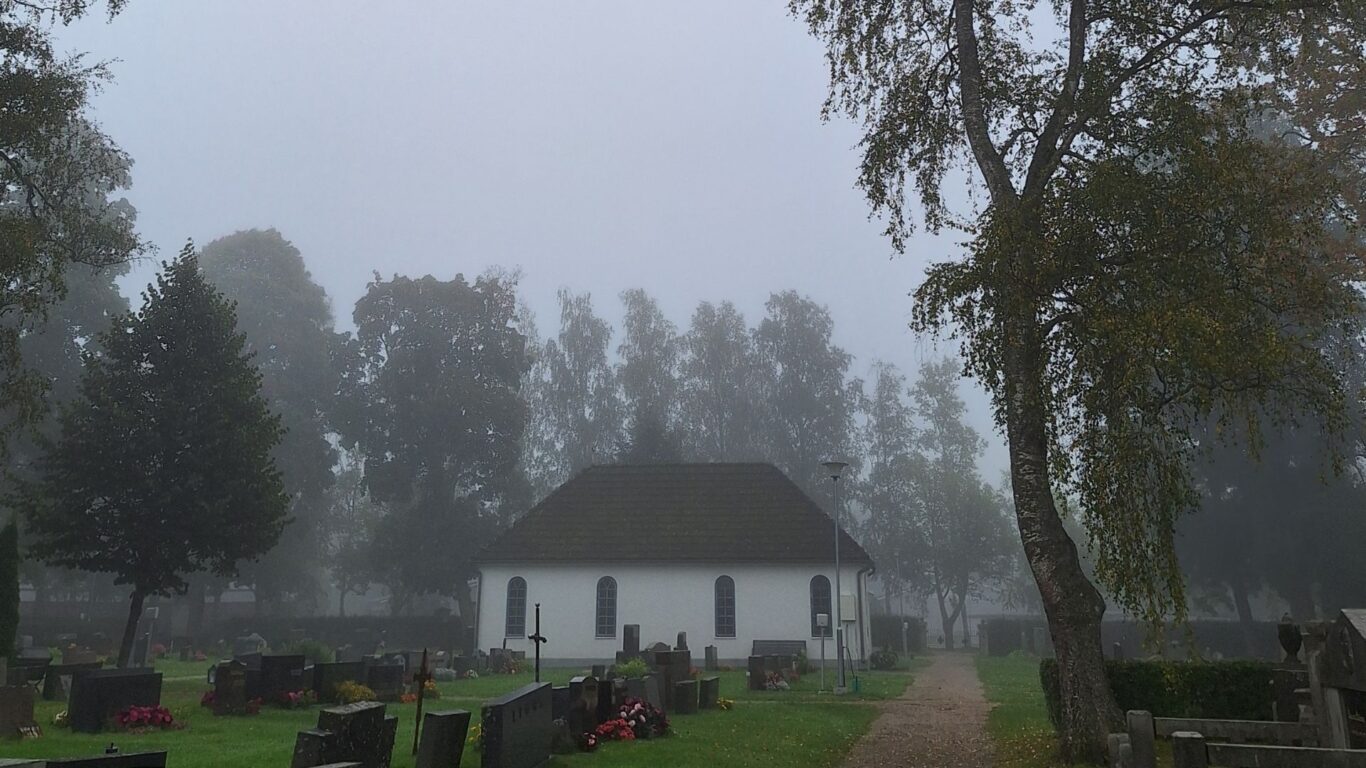 Salon vanha hautausmaa sumussa