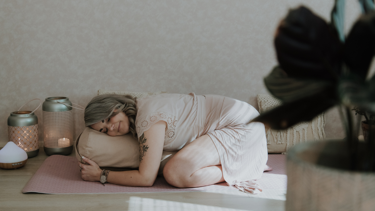 Nainen rentoutumassa joogamatolla
