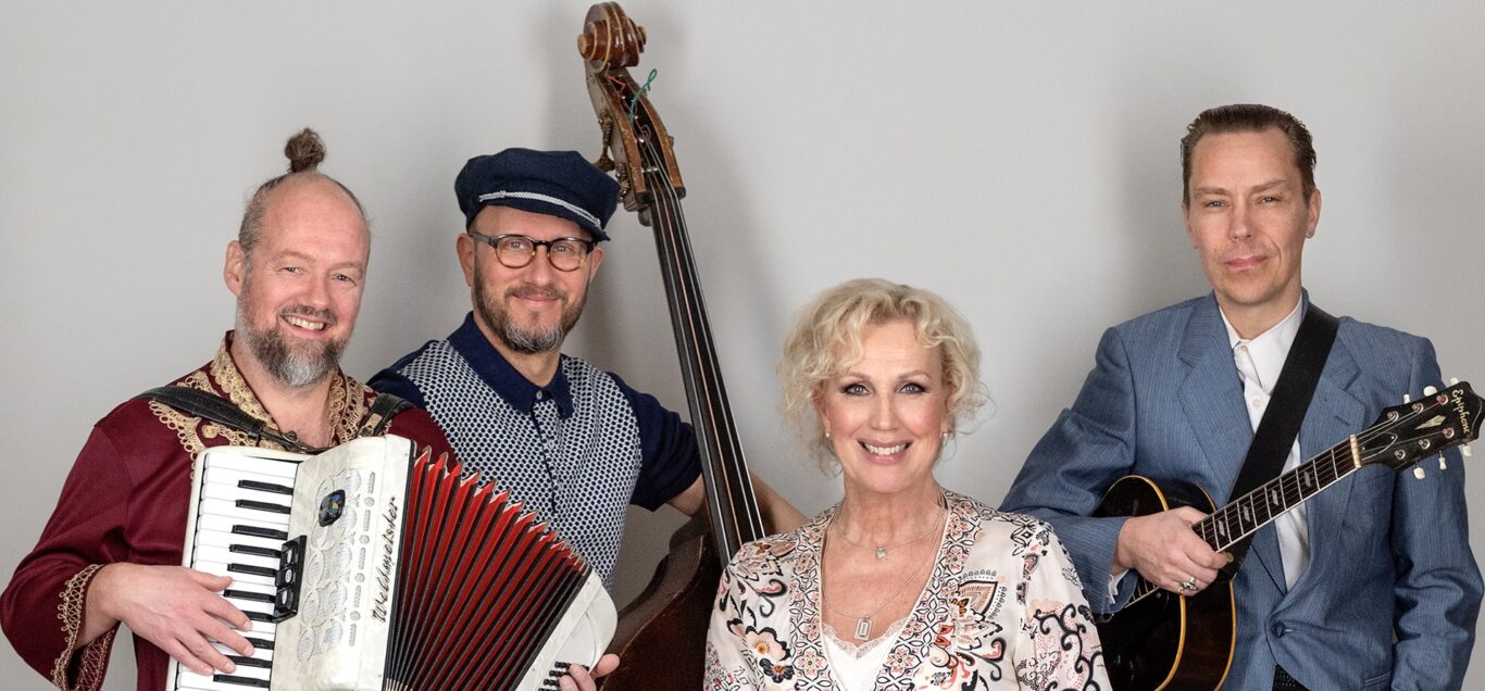 Kuvassa Merja Larivaara ja Kaihon karavaani-yhtye