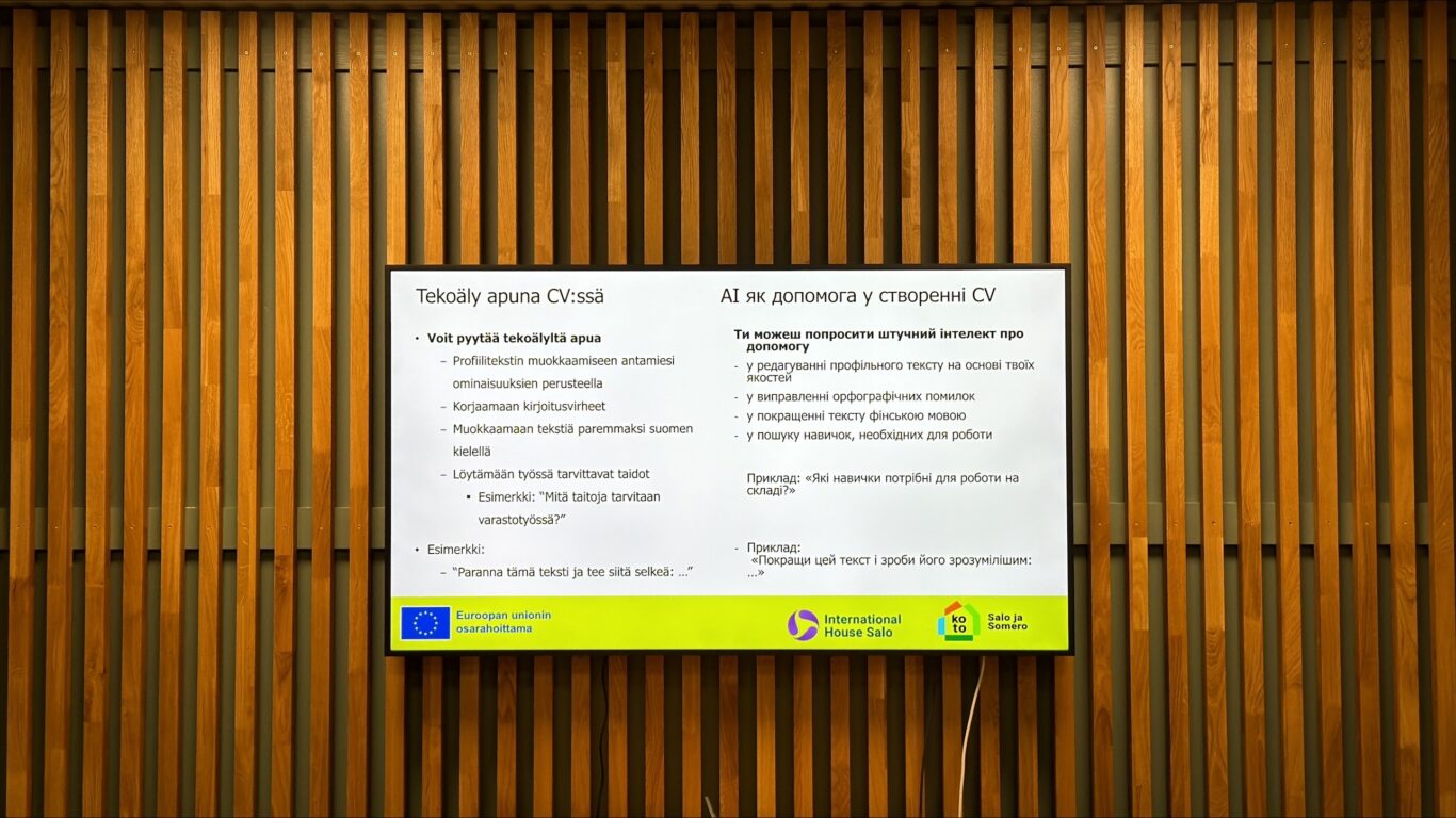 Näyttö seinällä, jossa työpajan opetusmateriaalia