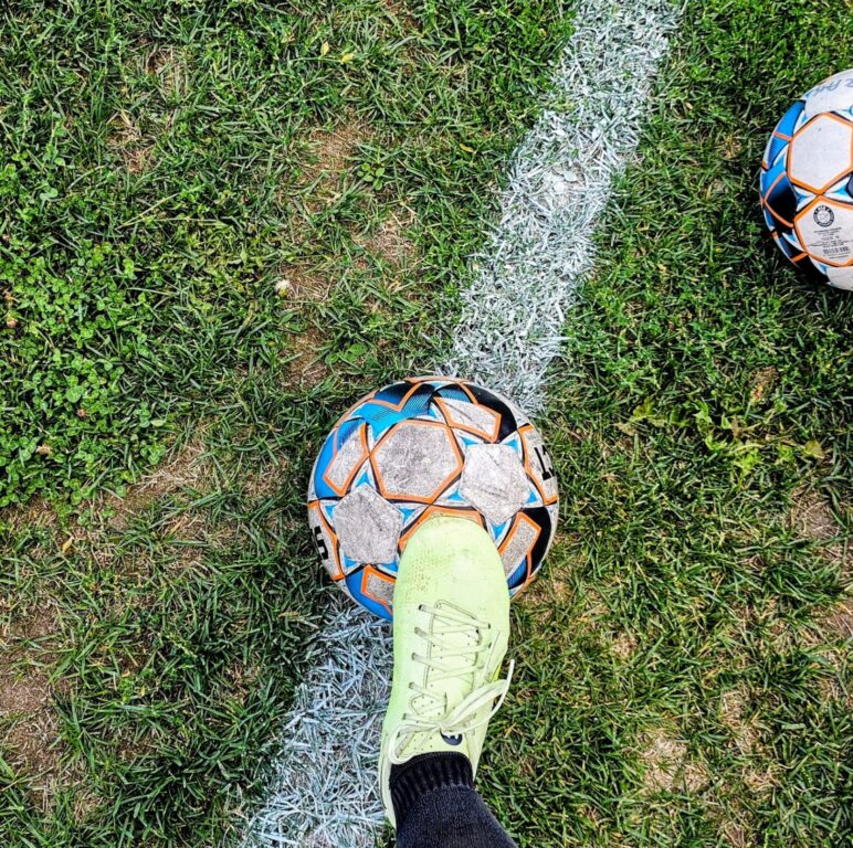 Jalkapalloja nurmikentällä