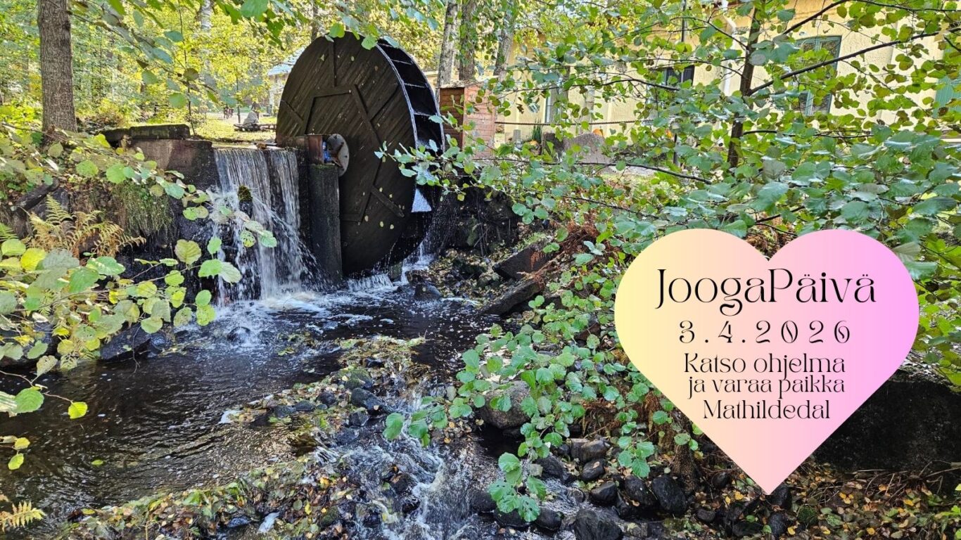 JoogaPäivä. Taustakuvassa purossa toimiva vesipyörä.