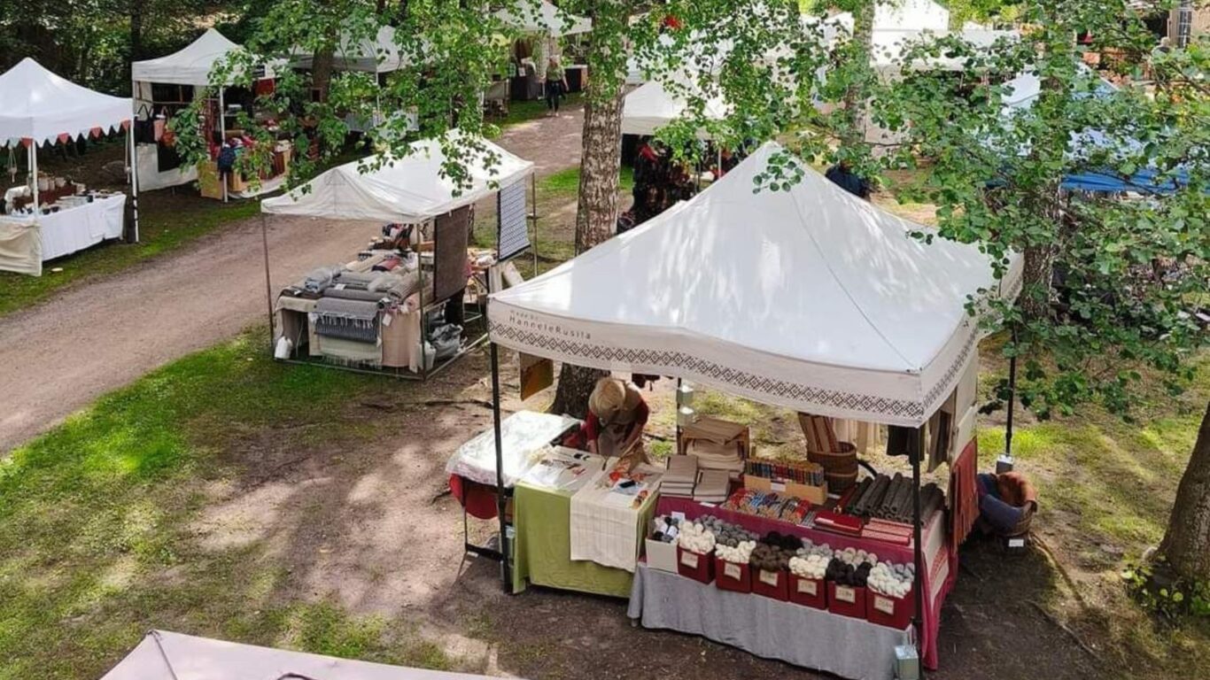 myyntikojuja historiallisessa ruukkimiljäässä Mathildedalissa